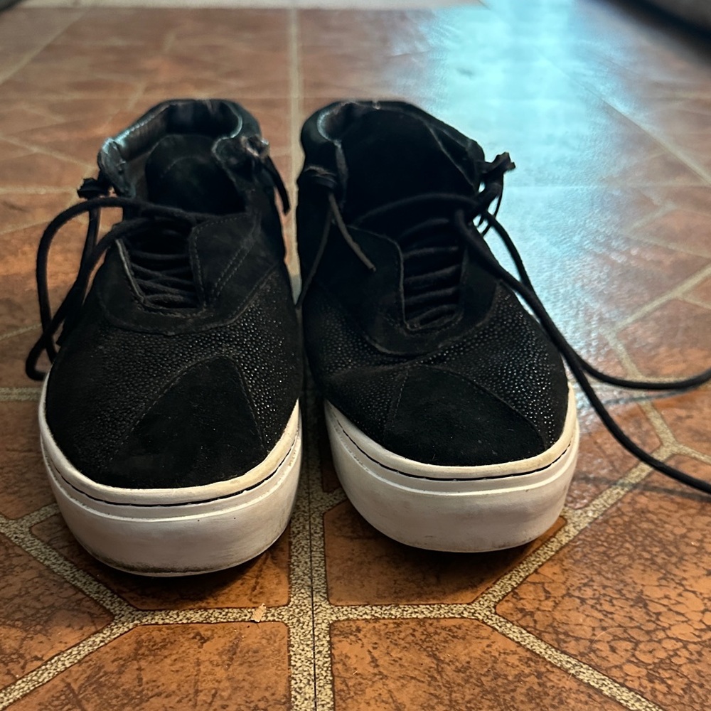 Sleek Black Men's Sneakers